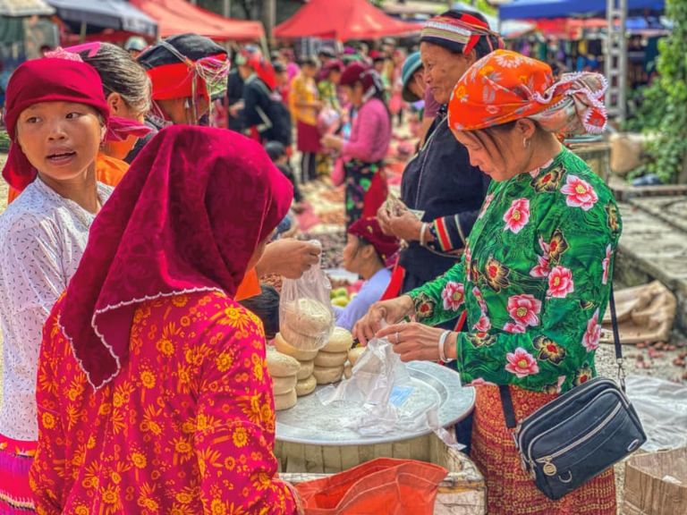 Bên cạnh phiên chợ được tổ chức định lì hàng tuần, Du Già còn đặc biệt nổi tiếng với lễ hội chợ "phong lưu" 