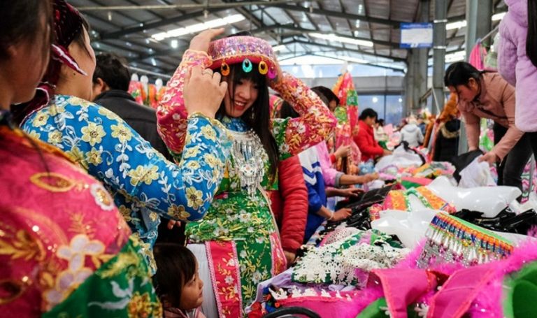 Những bộ trang phục dân tộc truyền thống sặc sỡ màu sắc được nhiều du khách mua sắm để làm quà lưu niệm