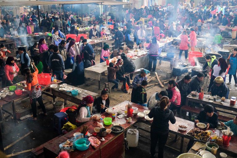 Khung cảnh đông đúc, náo nhiệt là hình ảnh quen thuộc của chợ phiên Quản Bạ Hà Giang vào mọi chủ nhật
