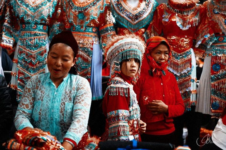 Các bộ trang phục đẹp xiêu lòng du khách được các cô gái trẻ tại Hà Giang diện trên mình mỗi khi có chợ phiên