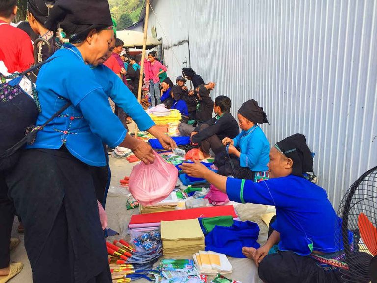 Sự trao đổi, mua bán được diễn ra nhộn nhịp vào sáng sớm chủ nhật hàng tuần tại chợ phiên Hoàng Su Phì