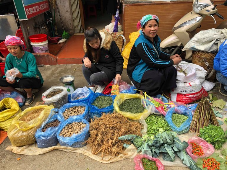 Đến với phiên chợ Đồng Văn, du khách chắc hẳn không nên bỏ lỡ các sạp đồ ăn nông sản tươi ngon 