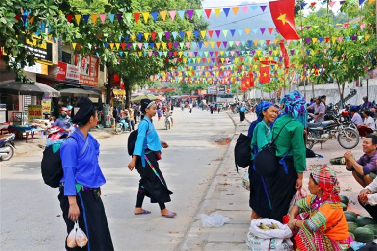 Chợ phiên Hoàng Su Phì họp tại trung tâm thị thấn Vinh Quang, kéo dài hàng cây số.