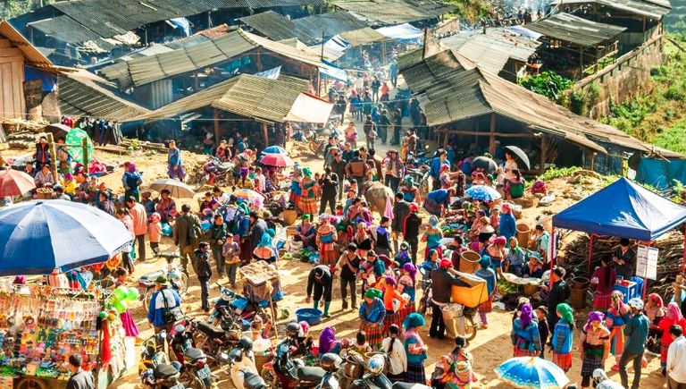 Chợ phiên là nơi phản ánh chân thực và rõ nét về cuộc sống người dân vùng cao nguyên đá.