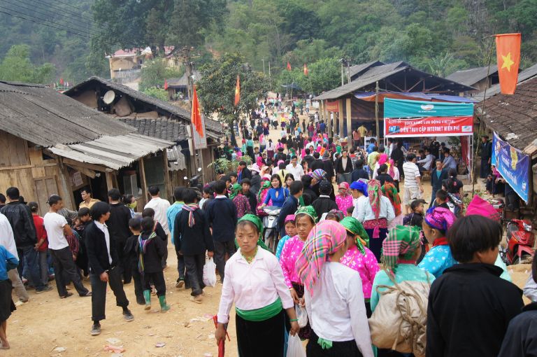 Chợ tình khâu vai Hà Giang nổi tiếng với nhiều hoạt động thú vị thu hút đông đảo du khách 