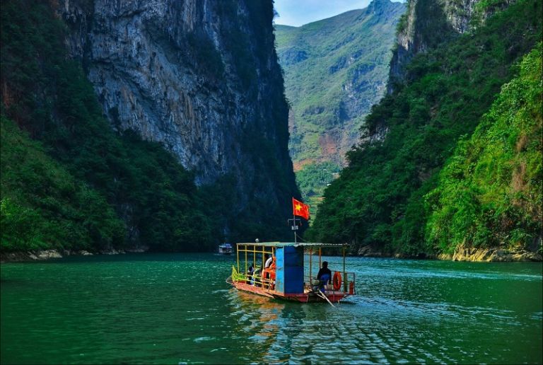 Du thuyền trên sông ngắm nhìn vẻ đẹp trữ tình của non nước được khách du lịch hứng thú trải nghiệm