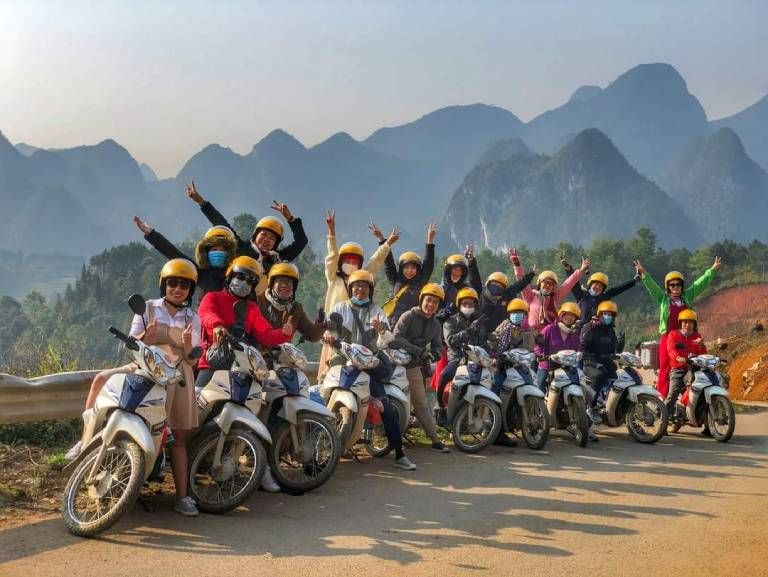 Giới trẻ yêu thích khám phá chợ tình khâu vai Hà Giang bằng xe máy nhằm tận hưởng không khí cũng như cảnh sắc tươi đẹp tại đây