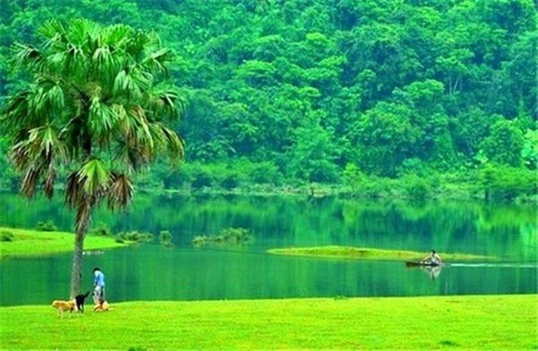Khám phá chốn "bồng lai tiên cảnh" Hồ Noong để hoà mình vào cảnh sắc thiên nhiên vùng địa đầu tổ quốc. 