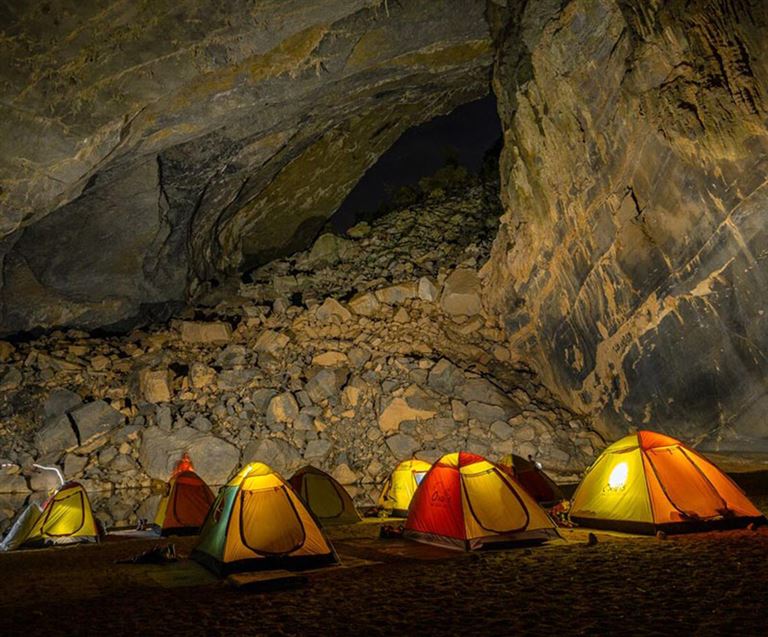 Hoạt động cắm trại trong hang Phương Thiện là trải nghiệm thú vị, đáng thử khi tới đây