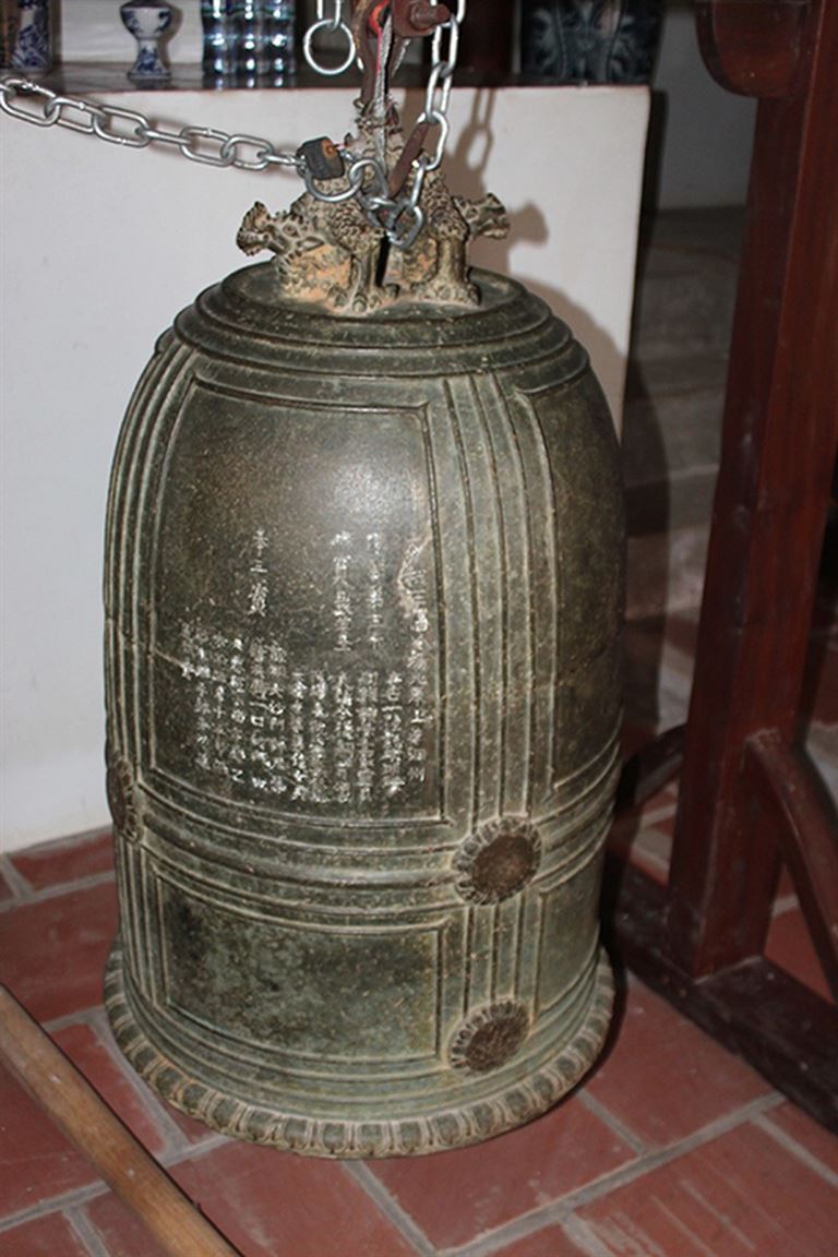 Bình Lâm Tự lưu giữ chiếc chuông đồng hơn 700 năm tuổi được đúc từ thời nhà Trần vào năm 1295. 
