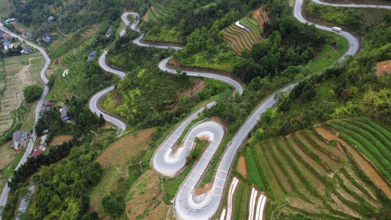 Từ trung tâm thành phố Hà Giang, du khách chỉ cần đi dọc quốc lộ 4C là đến con đường Hạnh Phúc