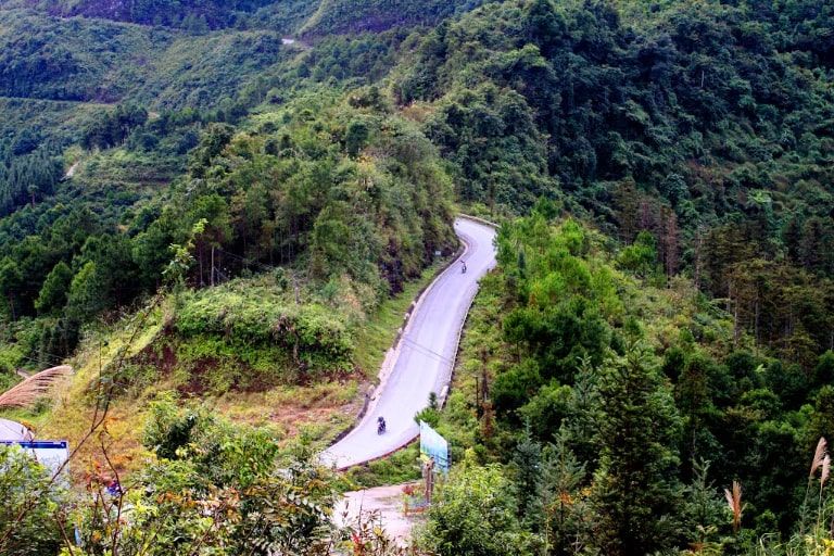 Đặc sản các con đường dốc và khúc khuỷu của Hà Giang luôn dấy lên khát khao chinh phục trong mỗi du khách