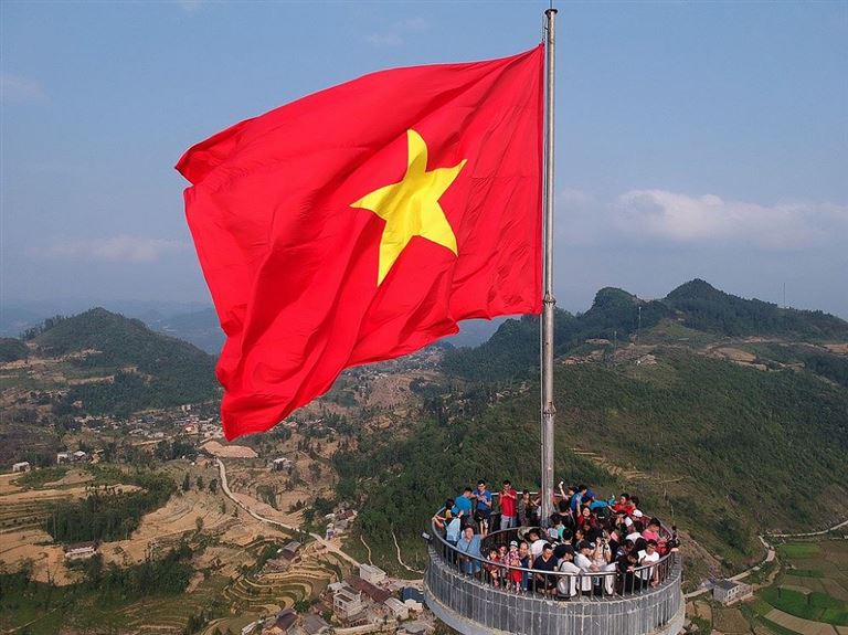 Trên đỉnh cột cờ được gắn lá cờ đỏ sao vàng có kích thước lên tới 54m2 tượng trung cho 54 dân tộc anh em của đất nước Việt Nam. 