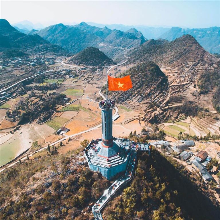 Cột cờ Lũng Cú Hà Giang trải qua nhiều lần sửa chữa và xây dựng đã hoàn thành vào tháng 12 năm 2001. 