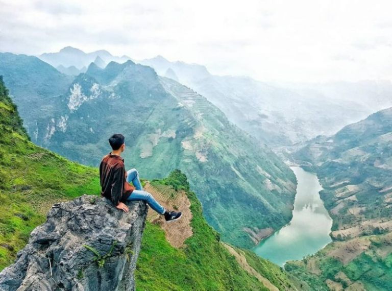 Chiêm ngưỡng dòng sông Nho Quế từ trên đỉnh đèo Mã Pí Léng được xem là trải nghiệm hấp dẫn du khách