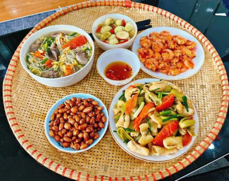 Nhà hàng Quang Dũng phục vụ đa dạng các món ăn từ bình dân cho tới các món ăn cao cấp, sang trọng cùng mức giá phải chăng