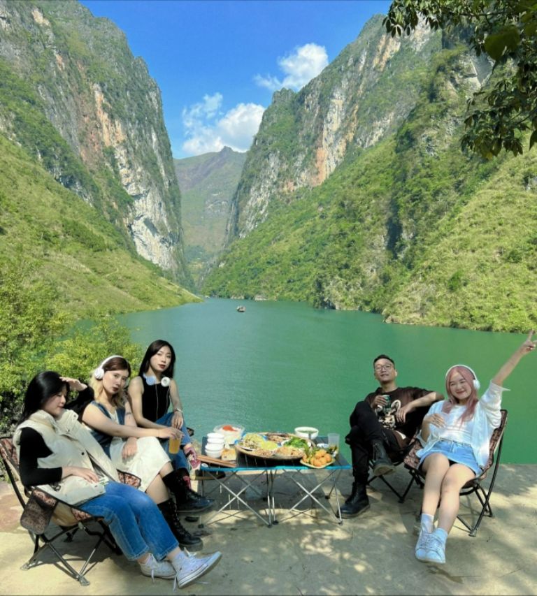 Cắm trại kế sát dòng sông Nho Quế xanh biếc tận hưởng không khi trong lành giúp khách du lịch thư giãn tâm hồn
