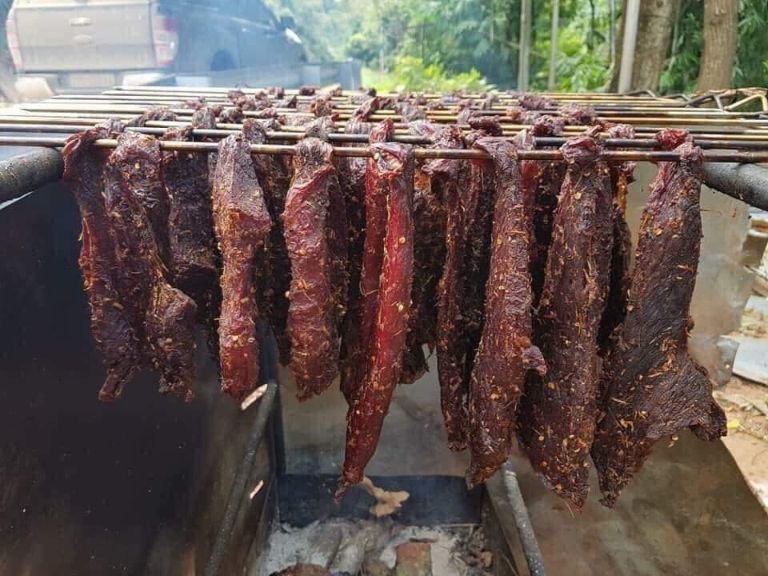 Thịt trâu gác bếp Hà Giang là món ăn du khách nhất định không nên bỏ lỡ khi có cơ hội du lịch tại vùng cao nguyên đá 