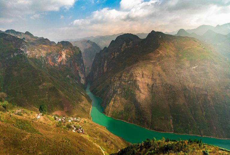 Từ đèo Mã Pí Lèng Hà Giang, du khách có thể nhìn xuống để ngắm dòng sông Nho Quế thơ mộng nổi bật với màu xanh ngọc bích