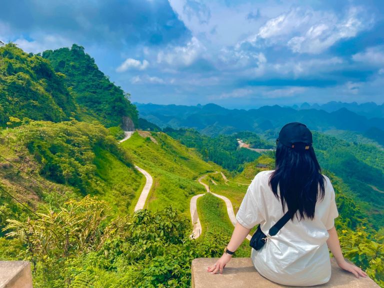 Từ cánh cổng đại đỉnh đèo Mã Pí Lèng Hà Giang, du khách cần đi bộ hoặc đi xe máy từ 2-3km nữa để có thể nhìn thấy mỏm đá tử thần trong truyền thuyết