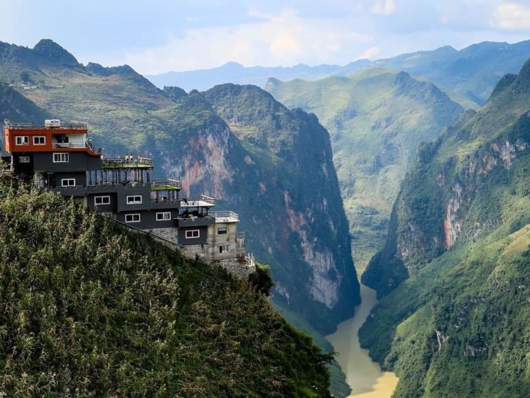 Quán cà phê Panorama có vị trí đắc địa trên đèo Mã Pí Lèng Hà Giang và cheo leo trên sườn núi nên có tầm nhìn xa có thể quan sát được toàn cảnh thiên nhiên hùng vỹ