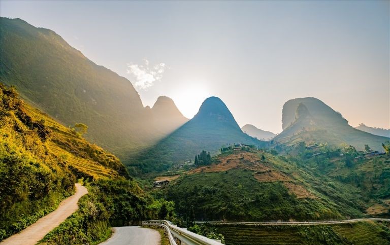Con đường đến đèo Mã Pí Lèng Hà Giang phải được xây trên nền đá cứng thì mới đảm bảo được an toàn bởi đường núi thường xuyên bị sạt lở