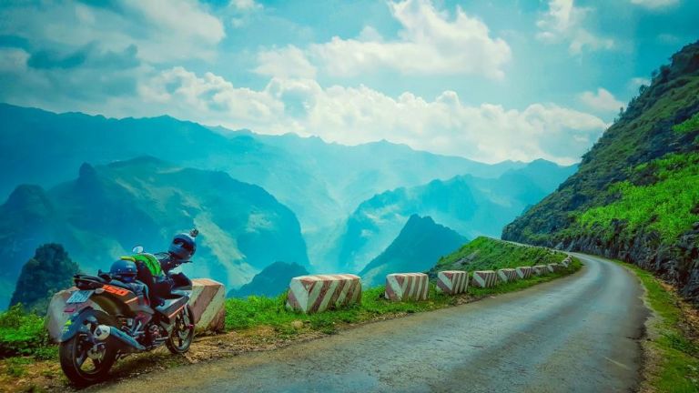 Đến với đèo Mã Pì Lèng Hà Giang, giới trẻ thường thuê xe máy tự lái để có thể khám phá những khung cảnh thơ mộng bên đường một cách chủ động nhất 