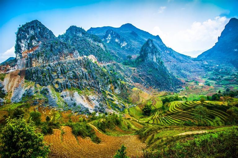 Cao nguyên đá Đồng Văn Hà Giang là một trong những địa điểm thu hút đông đảo khách du lịch dù địa hình đến đây cực kì hiểm trở