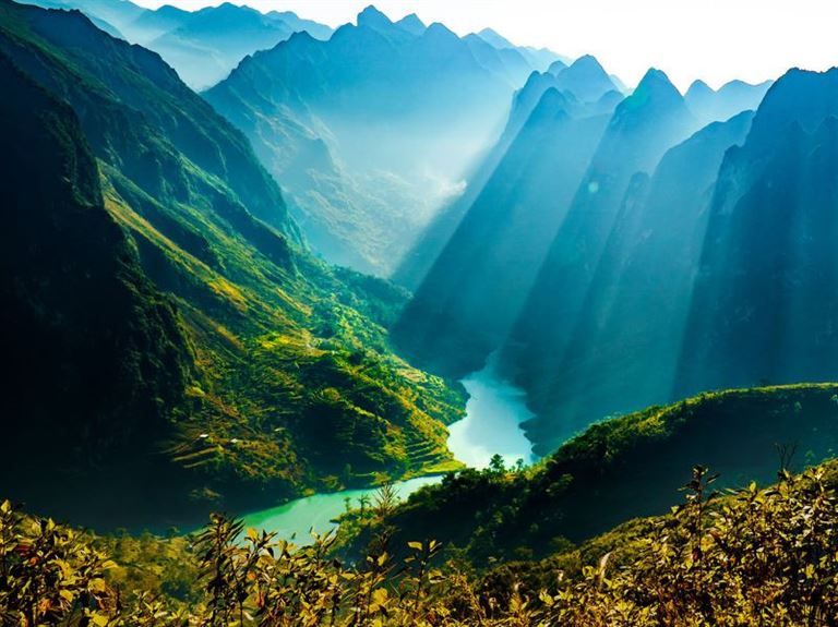 Sông Nho Quếlà địa điểm du lịch Hà Giang Hà Giang hớp hồn khách du lịch bởi màu nước xanh biếc cùng vẻ đẹp hai bên bờ là núi non hùng vĩ. 