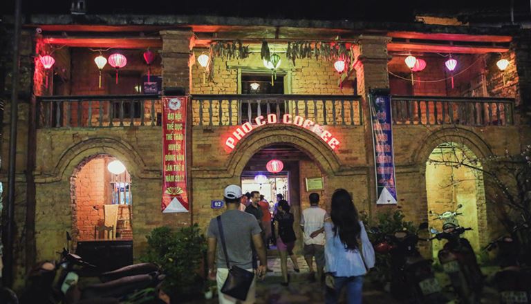 Đến với phố cổ Đồng Văn, đừng quên ghé qua quán cà phê phố cổ để nhâm nhi đồ uống hấp dẫn và nét kiến trúc độc đáo của căn nhà trăm tuổi này. 