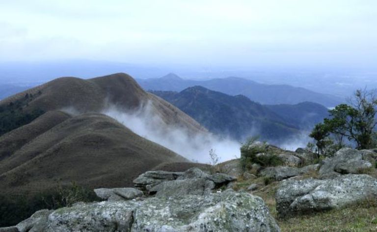Nhiệt độ ở đỉnh núi sẽ cực kì lạnh và có nhiều sương mù 