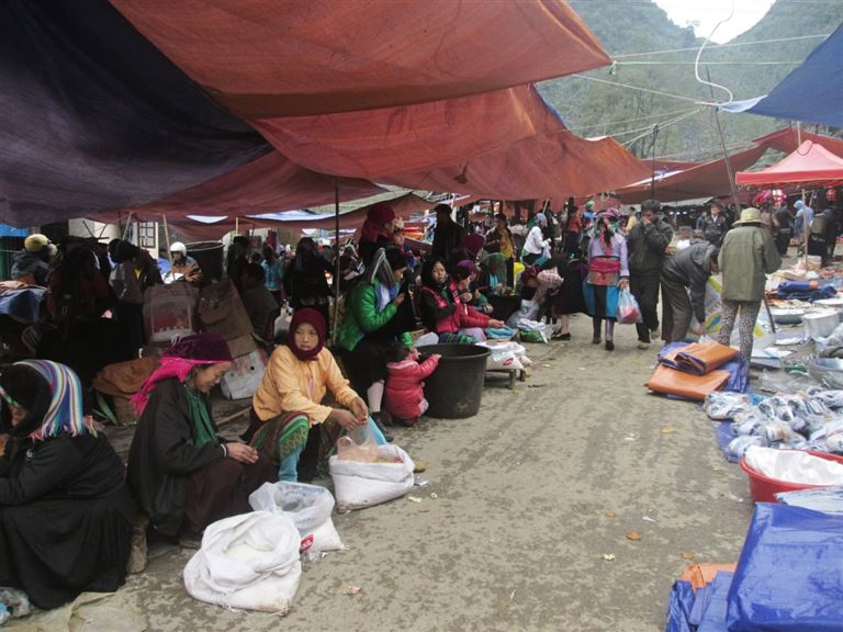 Chợ phiên Sà Phìn là một trong những phiên chợ độc đáo khi tuần họp chợ sau sẽ được lùi một ngày so với tuần trước. 