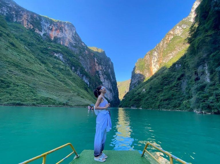 Dòng sông Nho Quế chảy êm dịu và có màu sông xanh biếc thích hợp để đi thuyề n ngắm nhìn cảnh đẹp núi non hùng vĩ hai bên. 