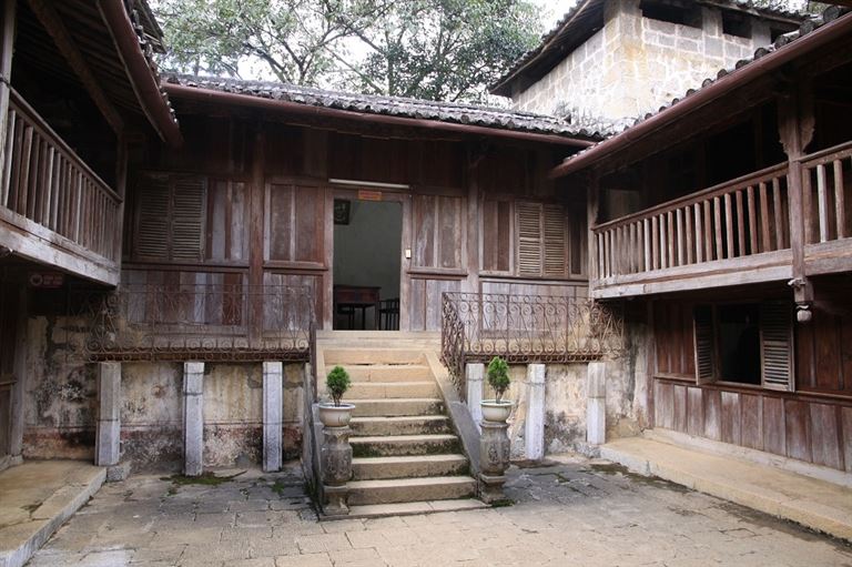 Dinh thự Vua Mèo bao gồm 64 phòng, được chia thành 3 khu vực chính là Tiền Cung, Trung cung và Hậu cung. 