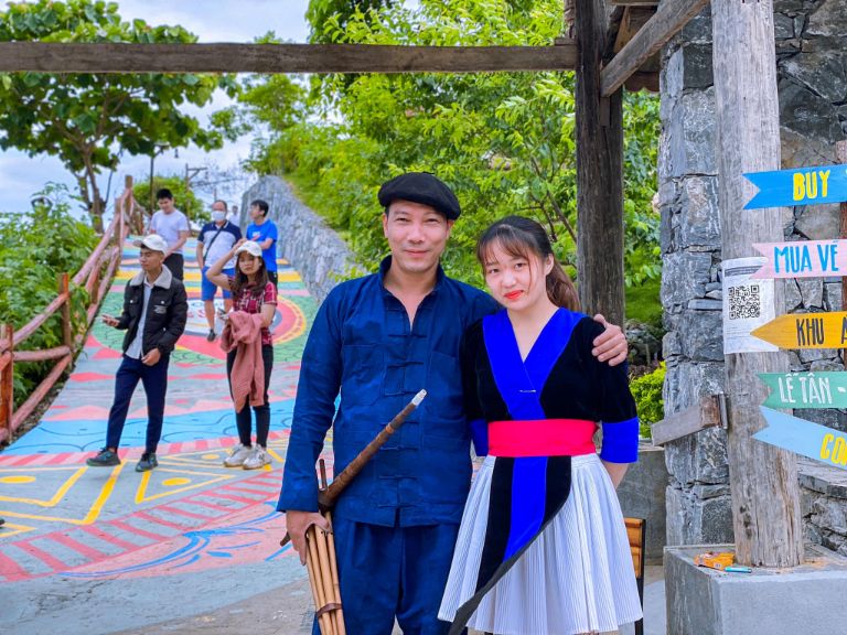 Nhiều du khách cảm thấy hào hứng khi được trải nghiệm mặc những bộ trang phục dân tộc truyền thống của người Hà Giang. 
