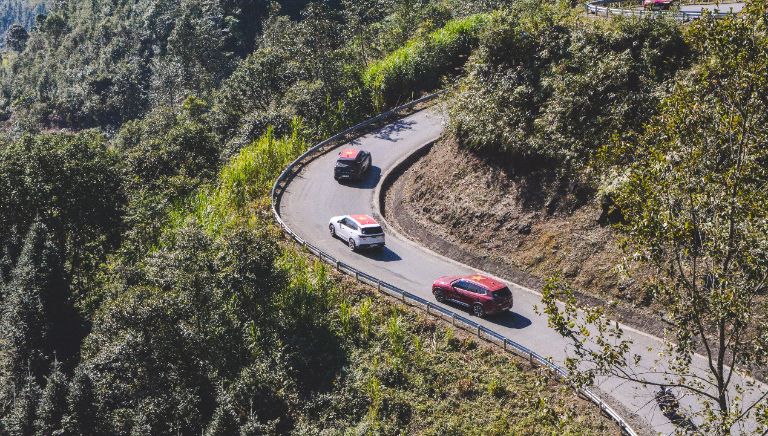 Mọi người có thể lựa chọn di chuyển bằng xe ô tô thuê hoặc ô tô riêng tự lái để đến dốc Thẩm Mã Hà Giang 