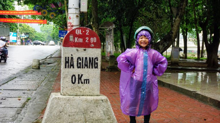 Thời tiết Hà Giang đôi khi khá thất thường nên du khách hãy luôn chuẩn bị sẵn bộ áo mưa trong cốp xe khi di phượt