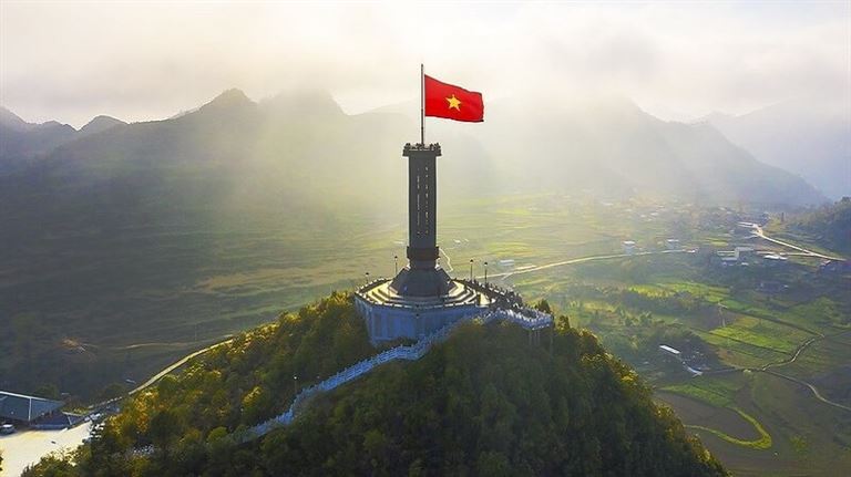 Cột cờ Lũng Cú Hà Giang là di tích lịch sử lâu đời của nước ta và là địa điểm không thể không tới khi đến Đồng Văn Hà Giang. 