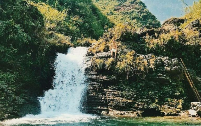 Vẻ đẹp kì vĩ của thác nước Thâm Luông khiến khách du lịch không khỏi ấn tượng