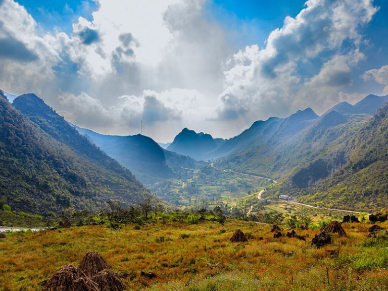Hà Giang là tỉnh Đông Bắc Việt Nam sở hữu địa hình gồ ghề chủ yếu là các núi đá vôi cao hàng nghìn mét