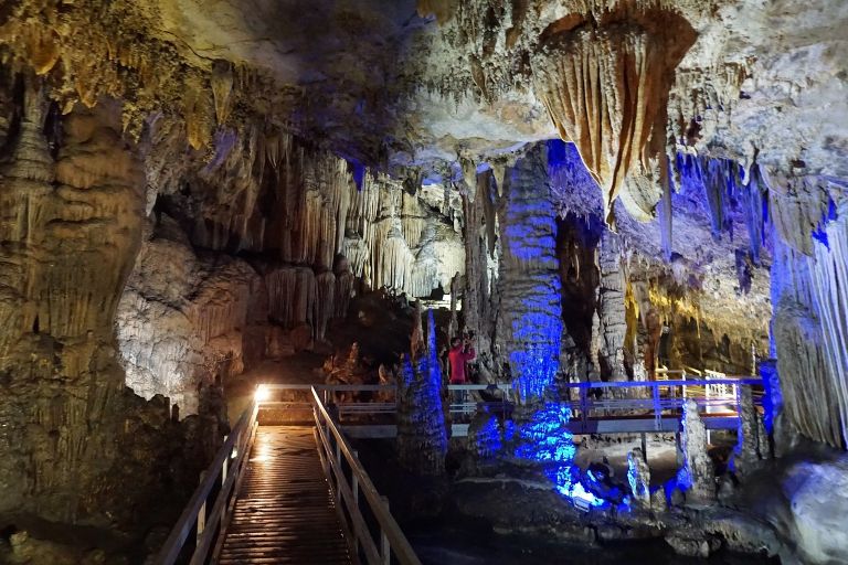 Sẽ thật thiếu sót khi chúng ta bỏ lỡ hang động Lúng Khúy tại Quản Bạ cách thành phố Hà Giang khoảng 45km