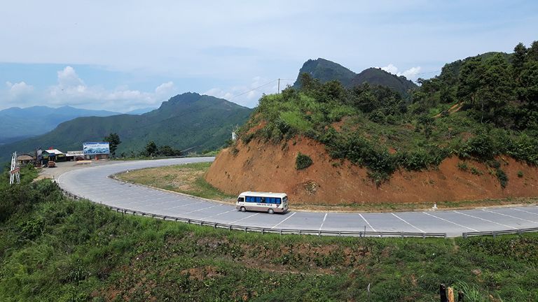 Xe khách là phương tiện được nhiều du khách lựa chọn khi đến Hà Giang bởi giá thành rẻ, giờ giấc đa dạng 