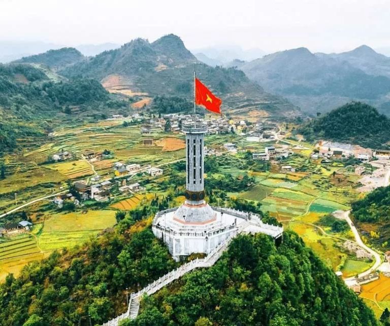 Cột cờ Lũng Cú nằm sừng sững trên đỉnh núi Rồng ôm trọn quang cảnh Hà Giang và đường biên giới Trung Quốc
