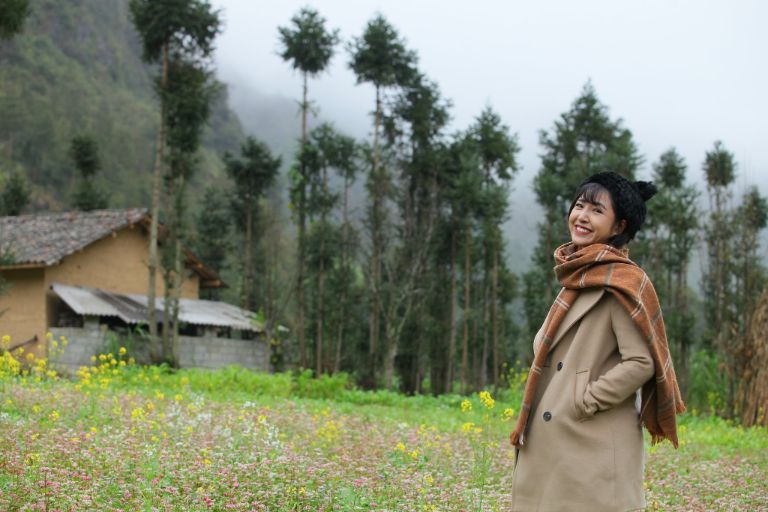 Vào mùa mưa, không khí ở Hà Giang có độ ẩm cao kèm theo rét buốt nên du khách cần chuẩn bị áo khoác và khăn choàng để tránh bị cảm lạnh nhé - du lịch hà giang mùa nào đẹp nhất