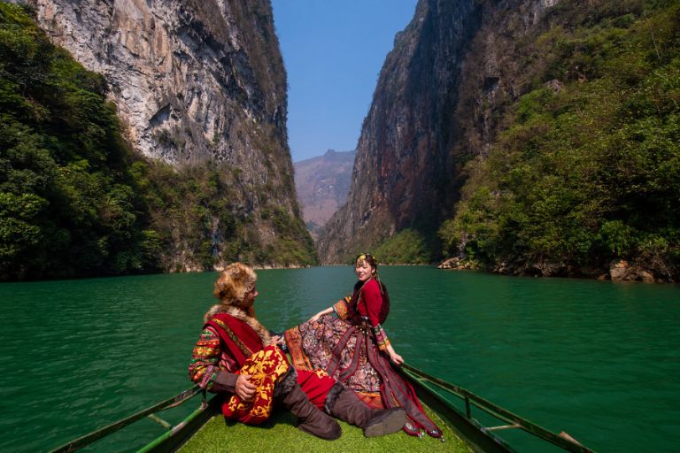 Hình ảnh của du khách khi ghé thăm Hà Giang bên cạnh nhưng ngọn núi đá thẳng đứng vô cùng hùng vỹ