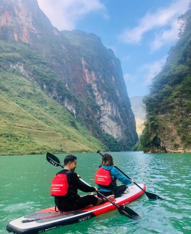 Thuyền kayak chở được tối đa 2 người lớn và được các bạn trẻ vô cùng ưa chuộng bởi sự linh hoạt và tiện lợi