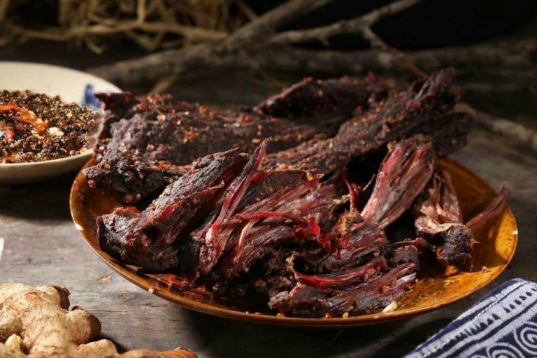 Khi đi du lịch Hà Giang tháng 10, du khách có thể chiêm ngưỡng các hộ gia đình làm thịt trâu gác bếp với các gia vị đặc trưng của núi rừng