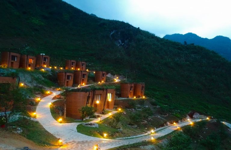 Dãy bungalow được thiết kế dựa trên hình dạng chiếc gùi của người H'Mông hay còn gọi là Quẩy Tấu và nằm tại vị trí cao nhất của khách sạn
