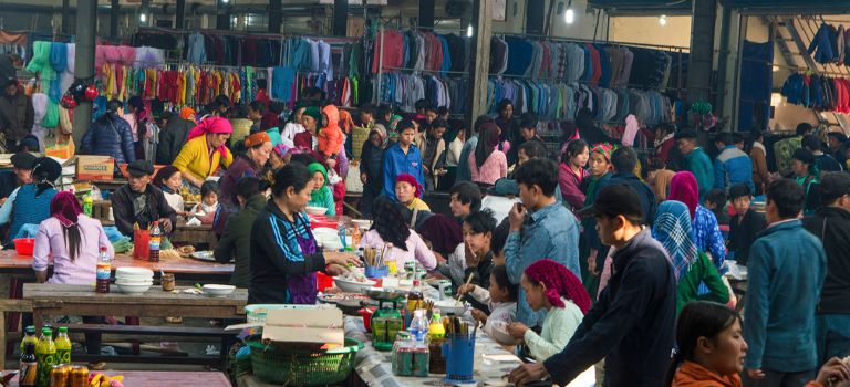 Vào mỗi buổi sáng chủ nhật, từ sáng sớm, người dân tộc Dao, Lô Lô, Mông đã nhanh nhẹn di chuyển những mặt hàng của mình ra chợ để kịp phục vụ khách hàng