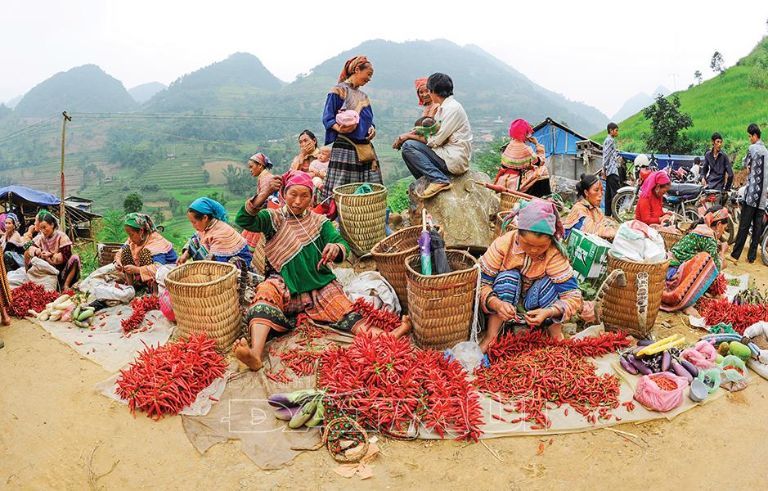 Chợ Quảng Bạ vào mùa du lịch Hà Giang tháng 10 nổi tiếng với những sản phẩm thổ cẩm được may thủ công bởi chính bàn tay đồng bào dân tộc nơi đây
